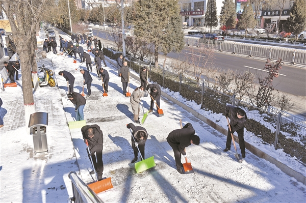 晋中：干部职工齐上阵　清雪除冰保出行