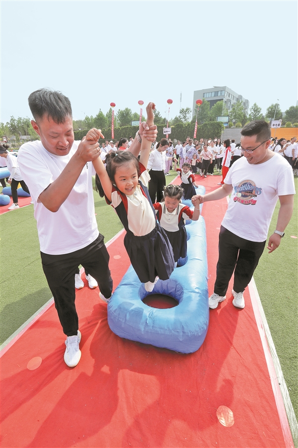 晋中市第二幼儿园举办迎“六一”亲子运动会